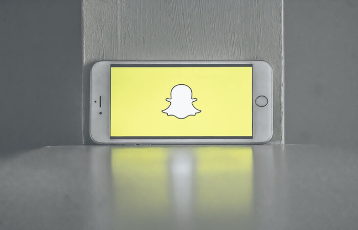 Imagen de un iPhone mostrando el logo de Snapchat